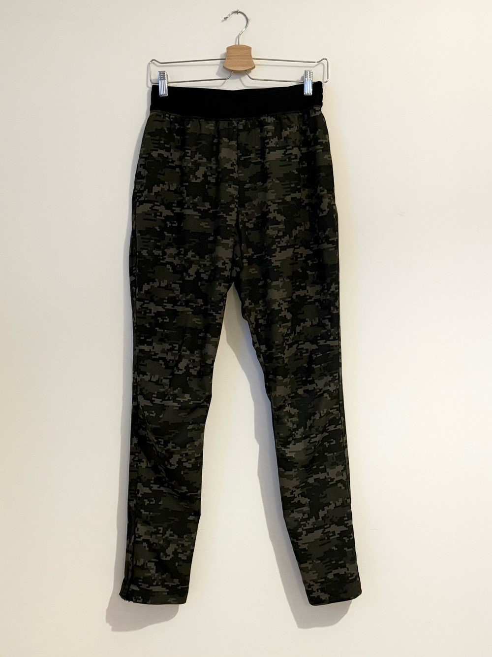 Under Armour Men’s Digital Camo Joggers Black Elastic Waistband  Size M